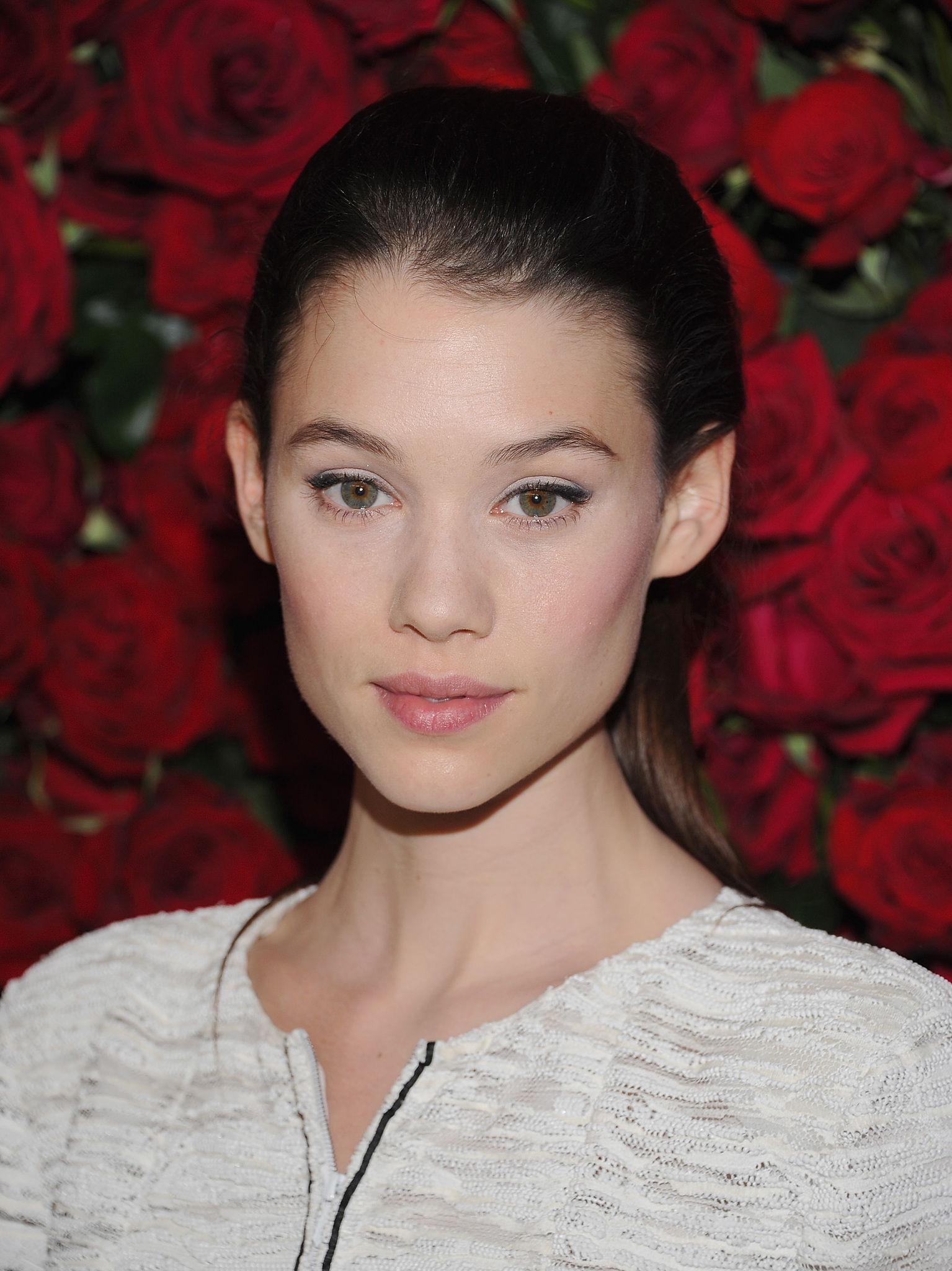 How tall is Astrid Berges Frisbey?